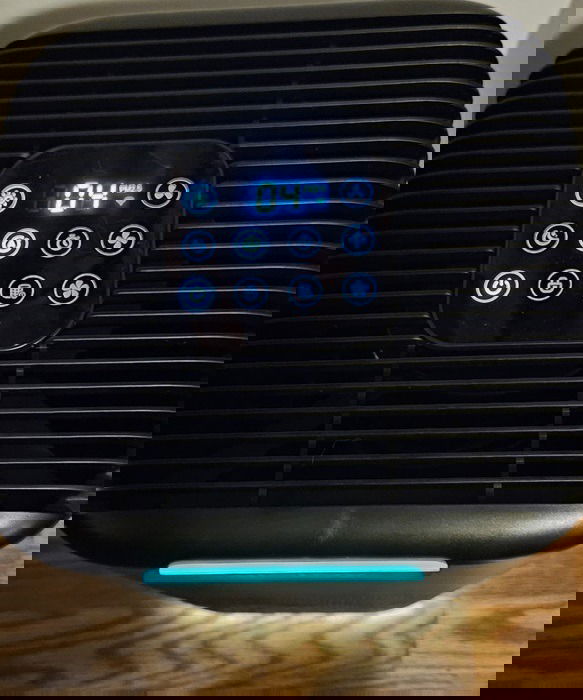 Air purifier buttons with the air quality at 4.