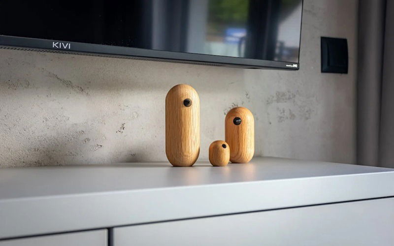 A TV connected to audio speakers using Bluetooth. Source: Pexels.