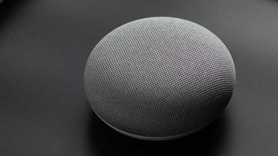 Featured image of Google Home Mini in Reset mode.