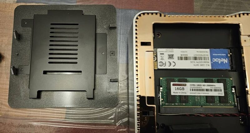 Inside the Kamrui with ram and SSD.