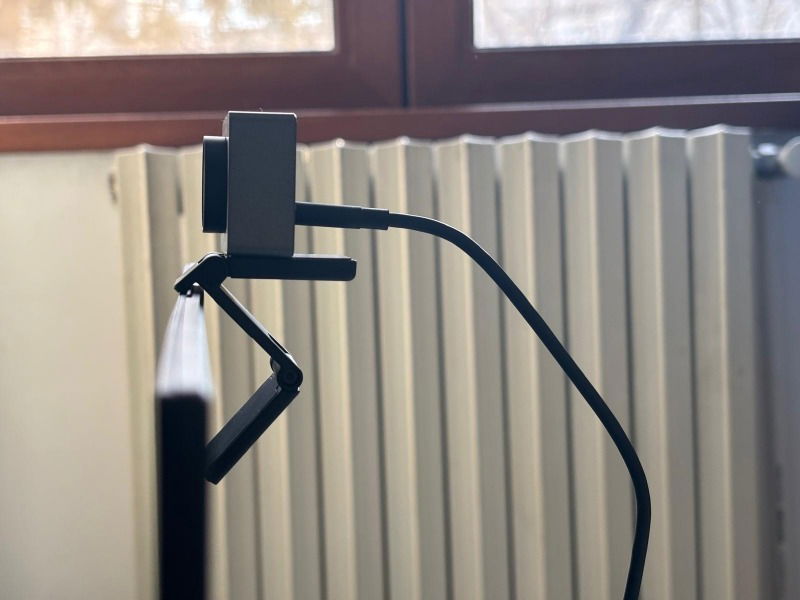 Obsbot Meet 2 mounted on Windows laptop. 