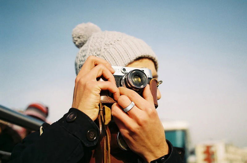 RingConn Smart Ring shown on hand.