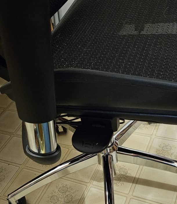 Sihoo chair with right side control.