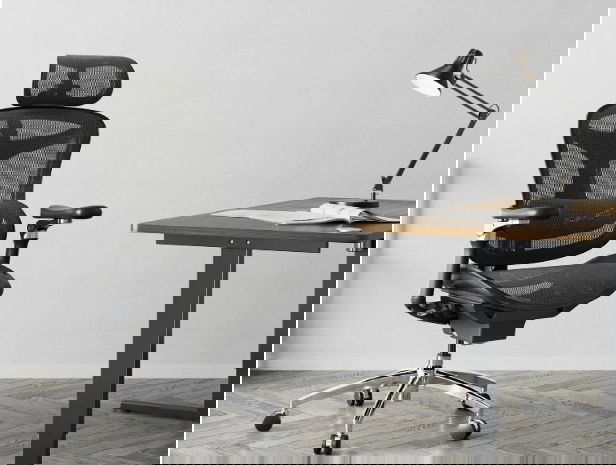 Sihoo Doro C300 Pro Ergonomic Chair  in an office.