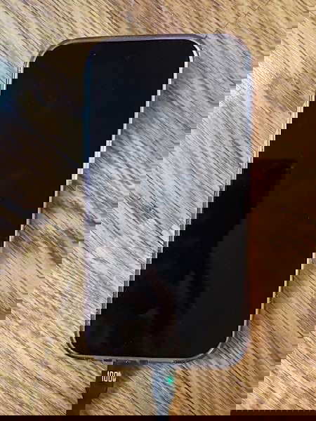 Green light on the USB-C cord